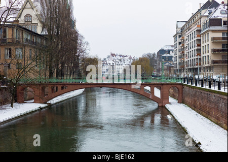 Passerelle au-dessus de l'ILL à l'hiver, Strasbourg, Alsace, France Banque D'Images