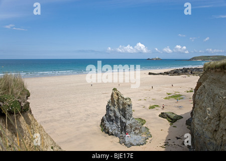 Les touristes de détente à Gwithian Cornwall Beach Banque D'Images