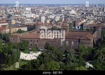 Italie, Milan, la photographie aérienne de la ville, Castello Sforzesco forteresse dans l'avant-plan Banque D'Images