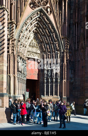 Strasbourg cathédrale gothique Notre-Dame, 14e siècle, portail, tympan, touristes, Alsace, France, Europe, Banque D'Images