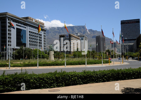 Adderley Street entouré par les bureaux au centre-ville du Cap en Afrique du Sud. Arrière-plan la Montagne de la table Banque D'Images