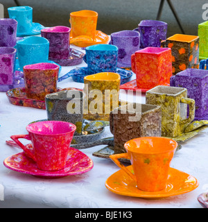 Cassis, Provence, France. Tasses et soucoupes colorées en vente sur le marché. Banque D'Images