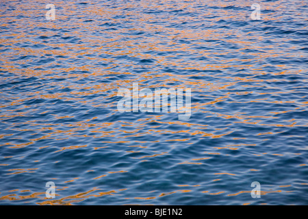 Cassis, Provence, France. Reflets d'or dans le bassin méditerranéen au coucher du soleil. Banque D'Images