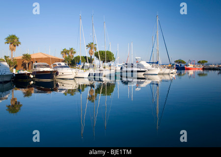 Hyères, Var, France. Les eaux encore de la marina. Banque D'Images