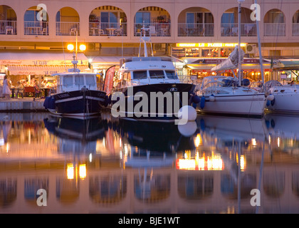 Hyères, Var, France. La marina éclairé par la nuit. Banque D'Images