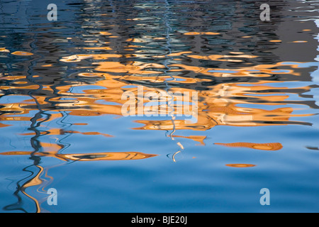 Hyères, Var, France. Reflets dans le port de plaisance au coucher du soleil. Banque D'Images