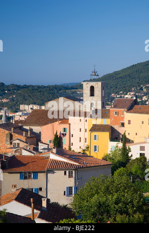 Hyères, Var, France. Vue sur les toits de la vieille ville du parc Saint-Bernard, la tour de la Collégiale St-Paul proéminent. Banque D'Images