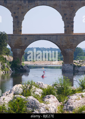 Villeneuve-lès-Avignon, Languedoc-Roussillon, France. Kayak sur le Gardon passant sous le Pont du Gard. Banque D'Images