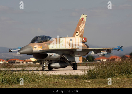 De l'air israélienne (IAF) F-16D avion de chasse au décollage Banque D'Images