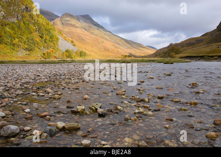 Glen Nevis, Highland, en Écosse. Vue sur l'eau de Nevis de montagne ensoleillée des pentes, de l'automne. Banque D'Images