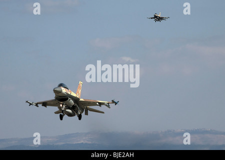De l'air israélienne (IAF) F-16D en vol en avion de chasse Banque D'Images