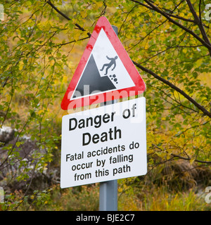 Glen Nevis, Highland, en Écosse. Panneau d'avertissement à côté sentier dangereux. Banque D'Images