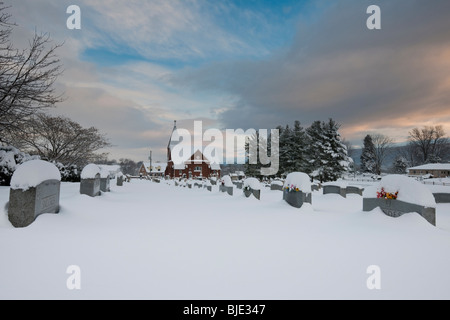 La neige a couvert les pierres tombales dans le cimetière de l'Église luthérienne d'Emmanuel, Nouveau Marché, Virginie, USA Banque D'Images