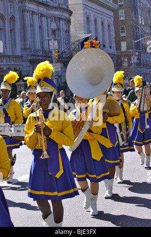 Toutes les filles marching band marches jusqu'à la 5th Avenue New York City Saint Patrick's Day Parade Banque D'Images