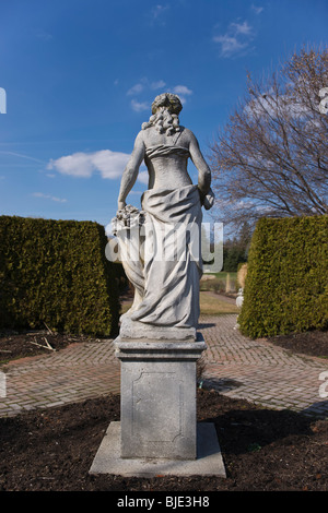 Vue arrière d'une statue en pierre publique classique d'une femme dans un parc au début du printemps avec un parc urbain bleu ciel dans l'Ohio USA haute résolution Banque D'Images