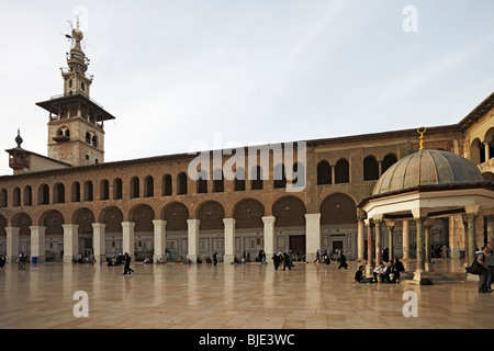 Damas Syrie la cour et le dôme des horloges et le minaret de la mariée dans la grande mosquée d'Umayyad Banque D'Images
