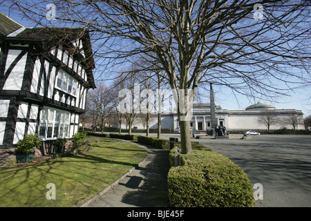 Village de Port Sunlight, Angleterre. le noir et blanc de maisons à colombages sur port sunlight's queen mary's drive. Banque D'Images