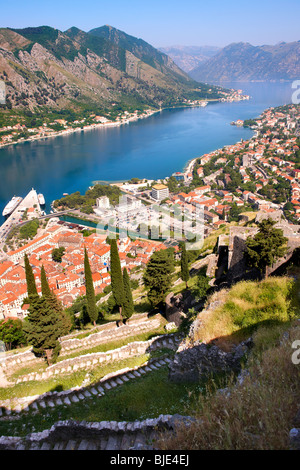 Les fortifications de la baie de Kotor ville de Kotor, Monténégro ci-dessus Banque D'Images