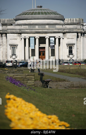 Village de Port Sunlight, Angleterre. l'entrée sud du levier dame galerie d'art avec les fleurs du printemps à l'avant-plan. Banque D'Images