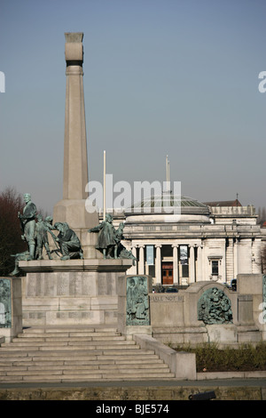 Village de Port Sunlight, Angleterre. façade sud du levier dame art gallery, avec le monument commémoratif de guerre du Canada à l'avant-plan. Banque D'Images