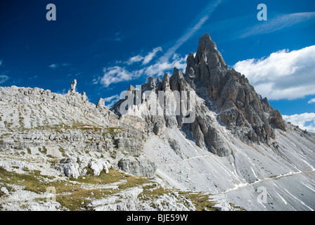 La Dolomite Peaks dentelés près du Tre Cime Laverado Sesto dans la gamme de Dolomite. Banque D'Images