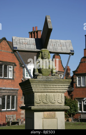 Village de Port Sunlight, Angleterre. le nouveau millénaire sphinx sundial bath street cottages en arrière-plan. Banque D'Images