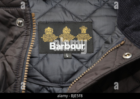 Une étiquette dans un manteau Barbour. Banque D'Images