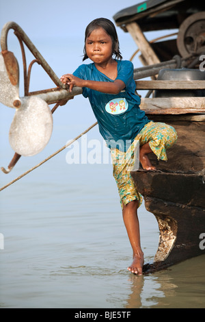 La jeune fille de cette photographie est, les nomades Moken gitans de la mer, au large de la côte sud-ouest du Myanmar. Banque D'Images