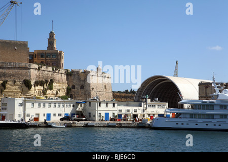 Vues dans et autour du grand port de La Valette (Malte). La croix de George Island en Méditerranée Banque D'Images