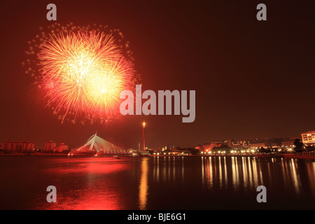 Le feu d'artifice en face de Seri Gemilang Bridge et de la tour du millénaire. Banque D'Images