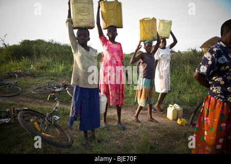 Les enfants de tirer de l'eau d'un point d'eau dans le district, en Ouganda Amuria, Afrique de l'Est. Banque D'Images