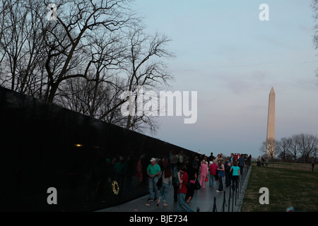 Les touristes à la guerre du Vietnam Memorial au coucher du soleil. Washington Memorial printemps Banque D'Images