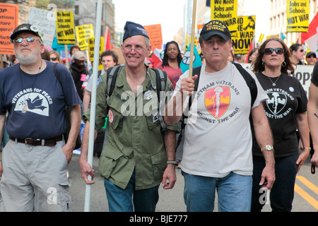 Les anciens combattants du Vietnam contre la guerre marche de protestation anti-guerre. Marche sur Washington. 20 mars, 2010 Banque D'Images