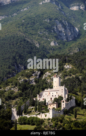 Castello di Sabbionara château médiéval de Avio dans le Sud Tyrol, Trentino Alto Adige, région de l'Italie Banque D'Images