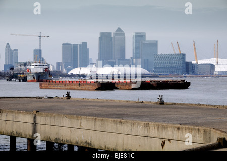 Tamise avec les bâtiments des docks Banque D'Images