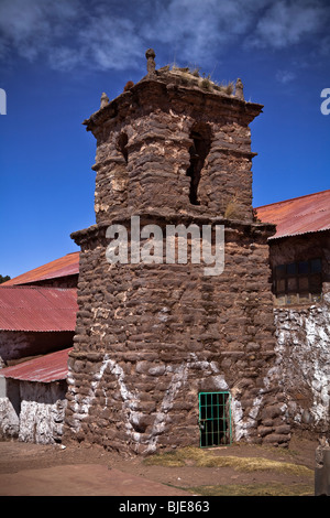 Dans l'Église la place centrale de l'île de Taquile, département de Puno, le Lac Titicaca, les Andes, l'Altiplano, le Pérou, Amérique du Sud Banque D'Images