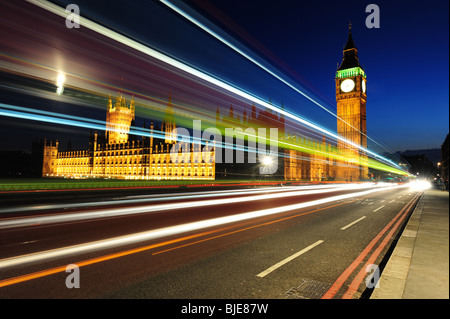 Image horizontale des Chambres du Parlement dans la nuit avec des cliniques sur la circulation automobile Londres Angleterre Banque D'Images