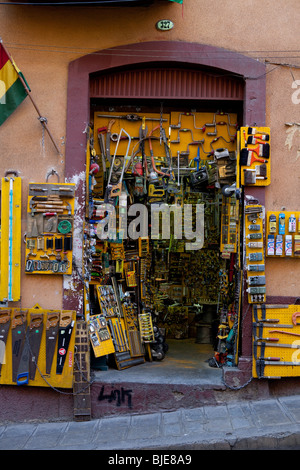 Funny 'bricolage' boutique dans une rue de La Paz, Altiplano, Cordillère des Andes, la Bolivie, l'Amérique du Sud Banque D'Images