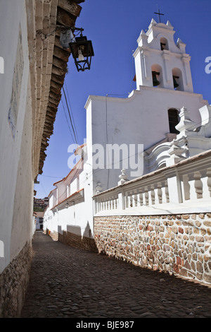 Église dans une rue de Rennes, (architecture coloniale espagnole et de style), de l'Altiplano Andes, Bolivie, Amérique du Sud Banque D'Images