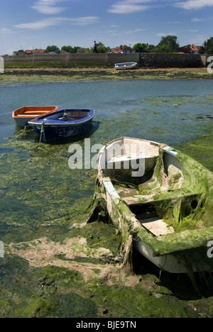 Emsworth Harbour sur une belle journée avec la marée et trois dingies ancré au large de la rive couvertes d'algues Banque D'Images