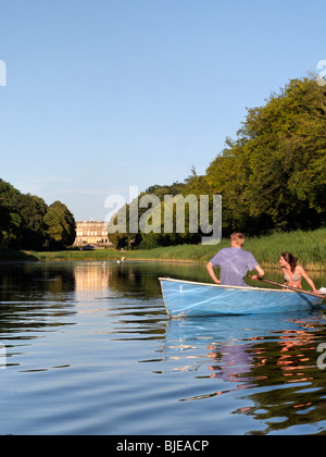 Jeune couple en bateau à rames en face de l'Herren château sur le lac de Chiem, Chiemgau Haute-bavière Allemagne Banque D'Images