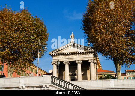 Église Nd du Port et maisons colorées Banque D'Images