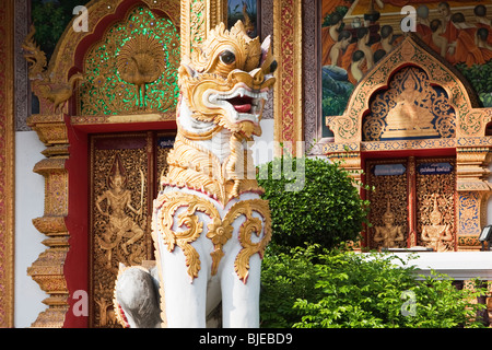 Le naga, un Thaï populaire figure apparaissant comme un serpent cobra ou à l'extérieur du Wat Chettawan, Chiang Mai Thaïlande Banque D'Images