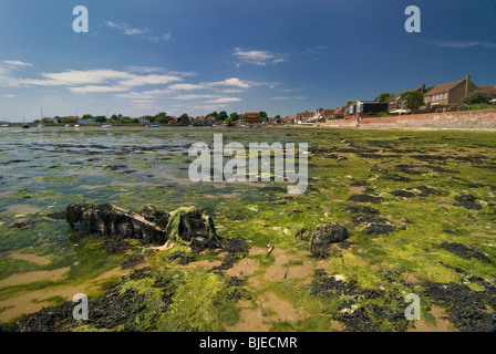 Emsworth Harbour sur une belle journée avec la marée à révéler les vieux parcs à huîtres le long de la rive, avec bateaux ancrés Banque D'Images