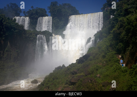 Les touristes sur le circuit inférieur sous l'adan y eva Adam et Eve automne parc national de l'Iguazu, Argentine, Amérique du Sud Banque D'Images