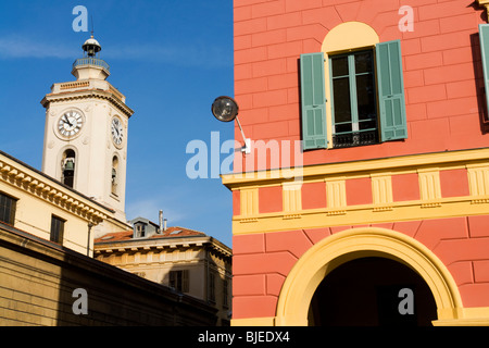 Église Nd du Port et maisons colorées Banque D'Images