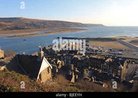 La ville de Barmouth et port, et l'estuaire de Mawddach vu de Dinas Oleu, la première propriété donnée au National Trust. Banque D'Images