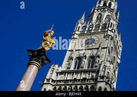 Tour de la nouvelle mairie et la colonne, Munich, Allemagne, low angle view Banque D'Images