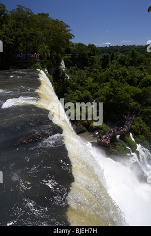 Regardant vers le bas à partir du haut de la chute d'bosseti sur le circuit supérieur trail dans parc national de l'Iguazu argentine Banque D'Images