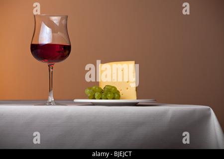 Morceau de fromage, une grappe de raisin et le vin rouge Banque D'Images